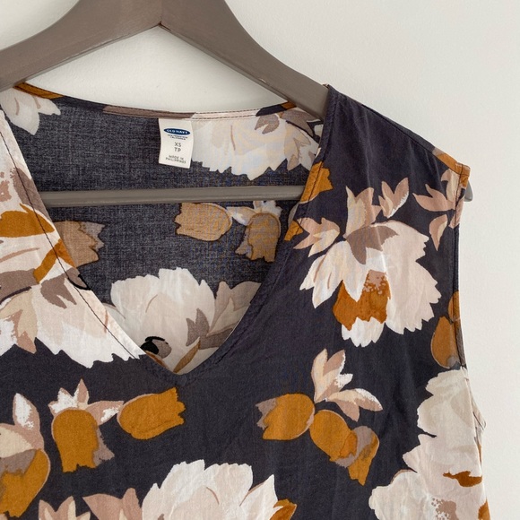 Floral V- Neck Sleeveless Blouse - Picture 2 of 5